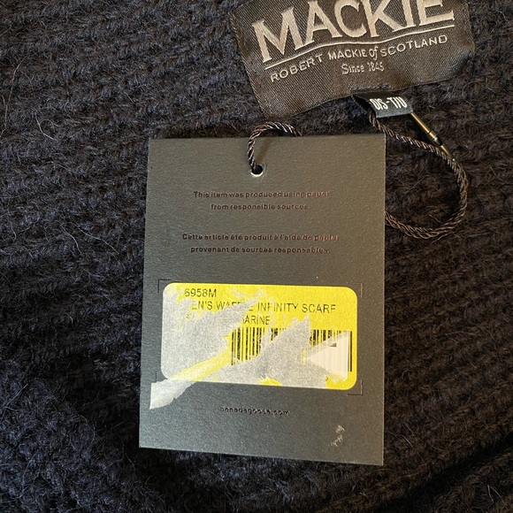 Canada Goose x Mackie Waffle Infinity Loop Scarf Men’s - Picture 4 of 12